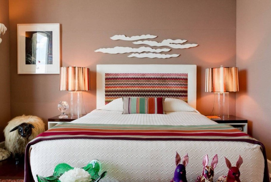 Украсить стену в спальне