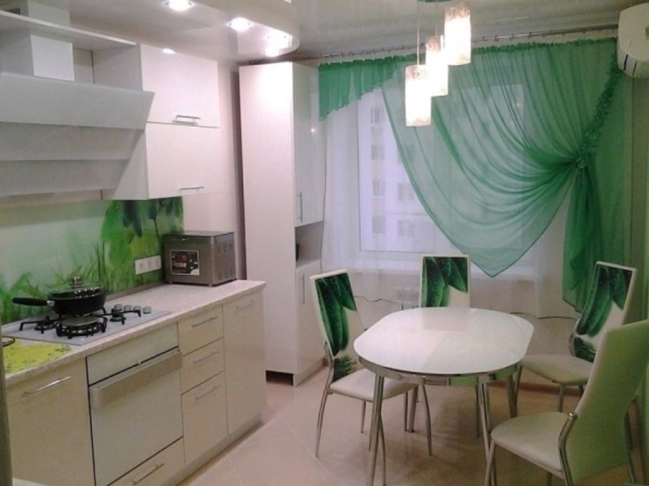 Белая кухня с зелеными шторами