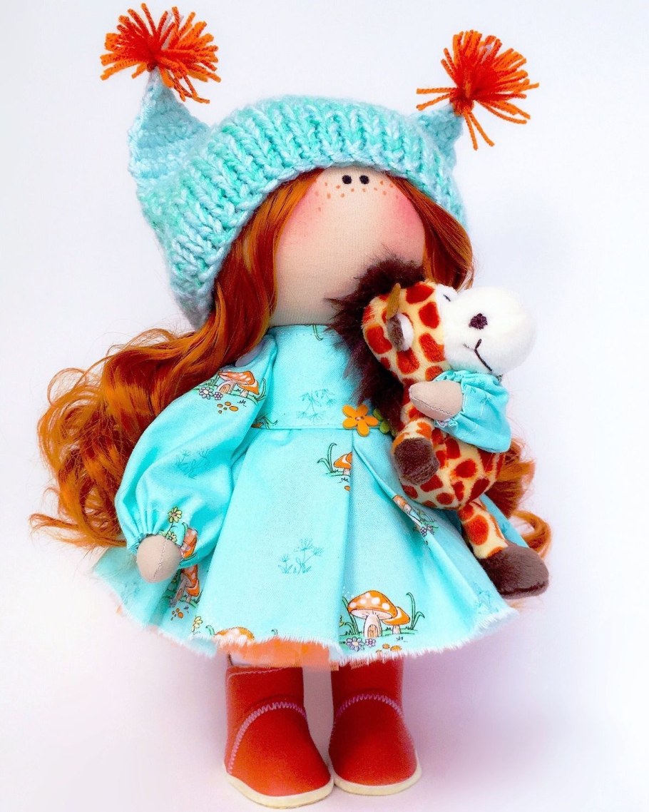 Текстильная кукла с рыжими волосами