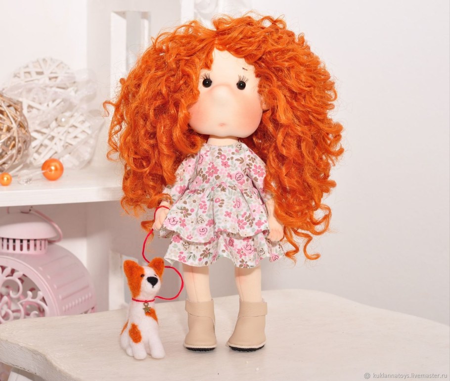 Текстильная кукла с рыжими волосами