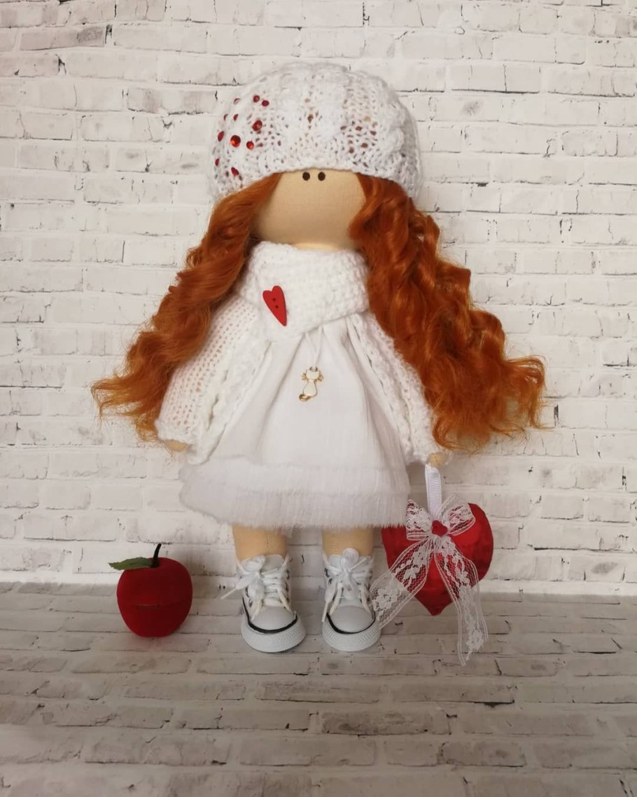 Текстильная кукла с рыжими волосами