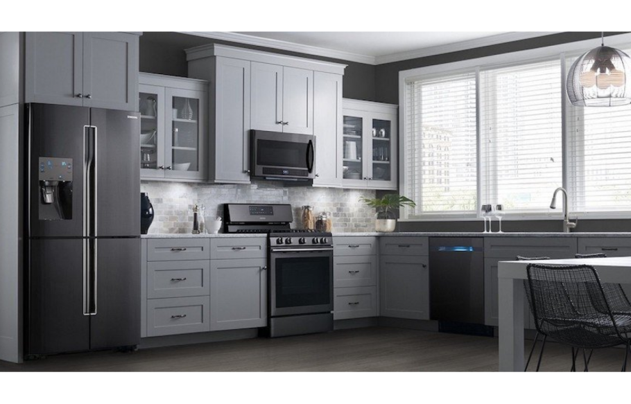 Серая кухня с черной техникой