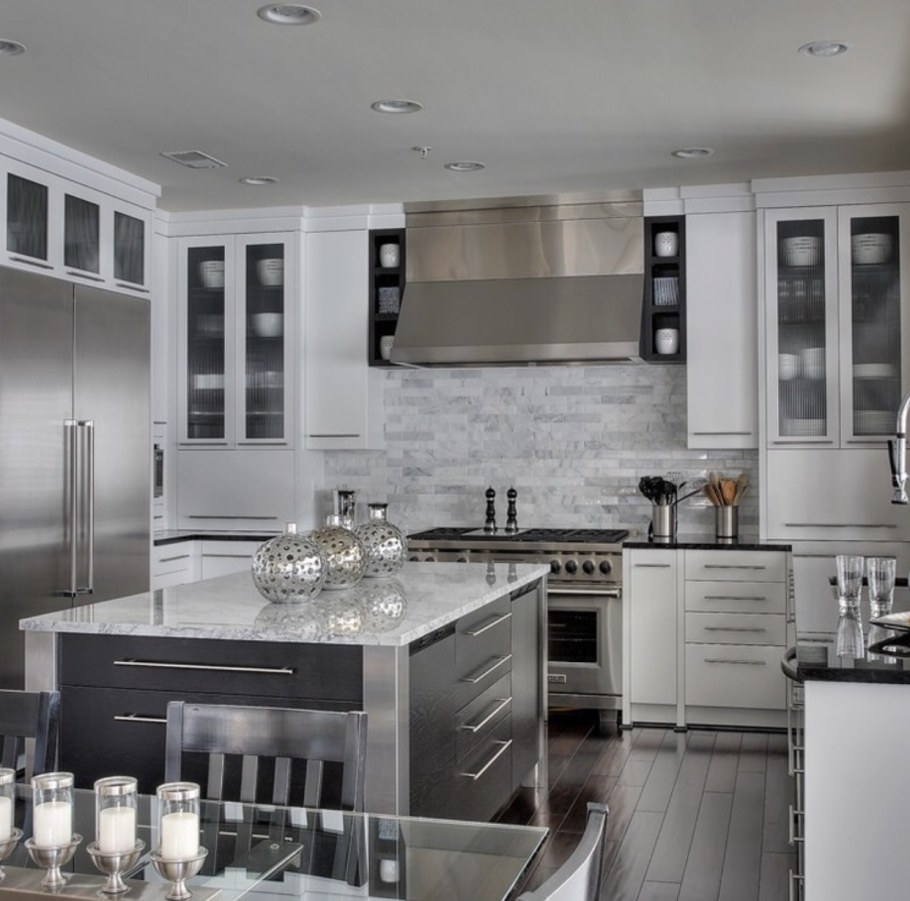 Бело серая кухня