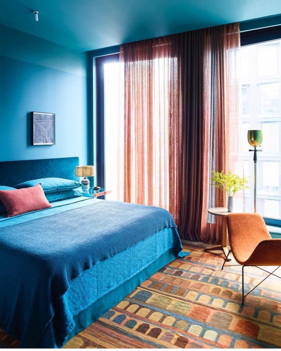 Спальня голубые стены с оранжевый