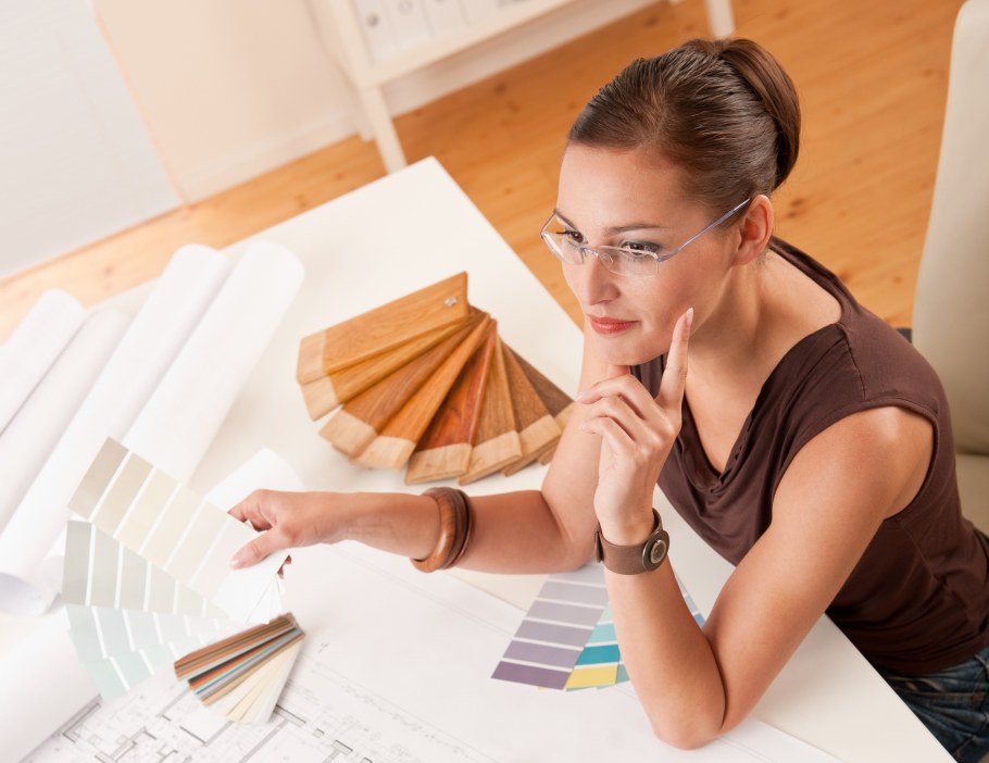 Девушка дизайнер мебели