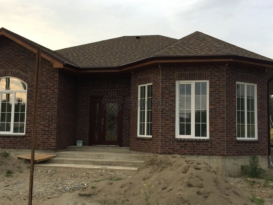 Одноэтажный дом из коричневого кирпича