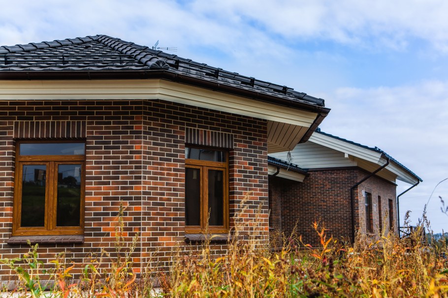 Красивый кирпичный фасад