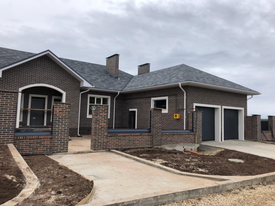 Доб из темного кирпича