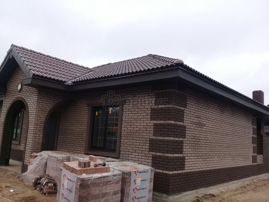 Одноэтажный дом из коричневого кирпича