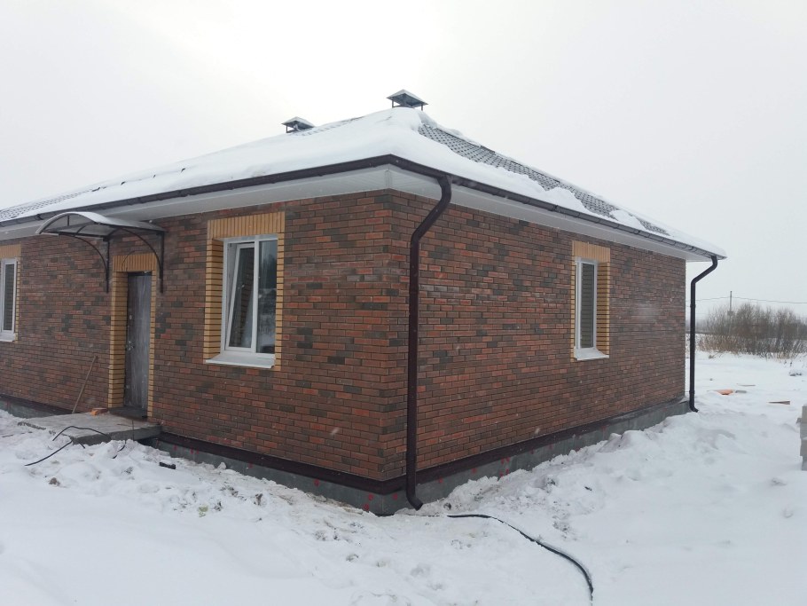 Одноэтажный кирпичный дом