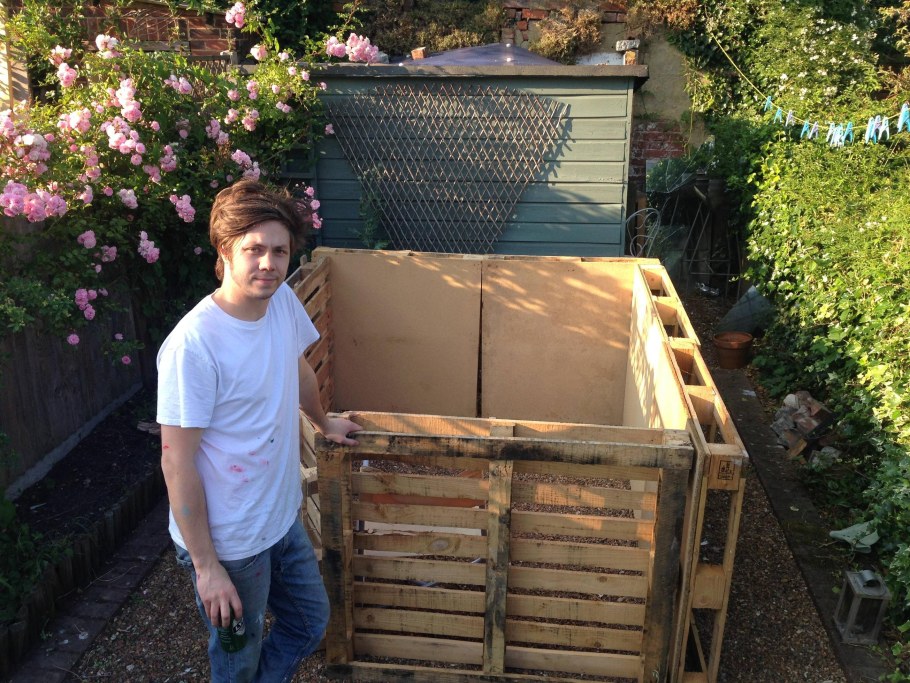 Бассейн из еврокуба на даче