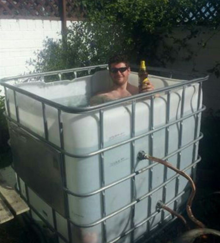 Бассейн из еврокуба на даче