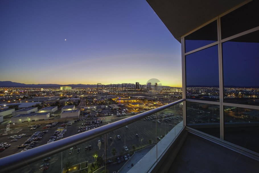 Красивый вид из окна на город