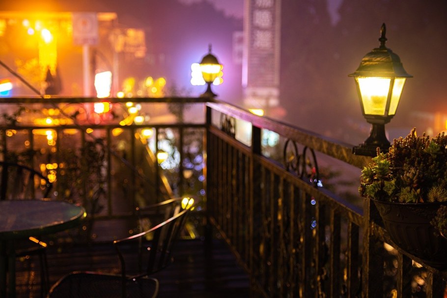 Город с балкона ночью
