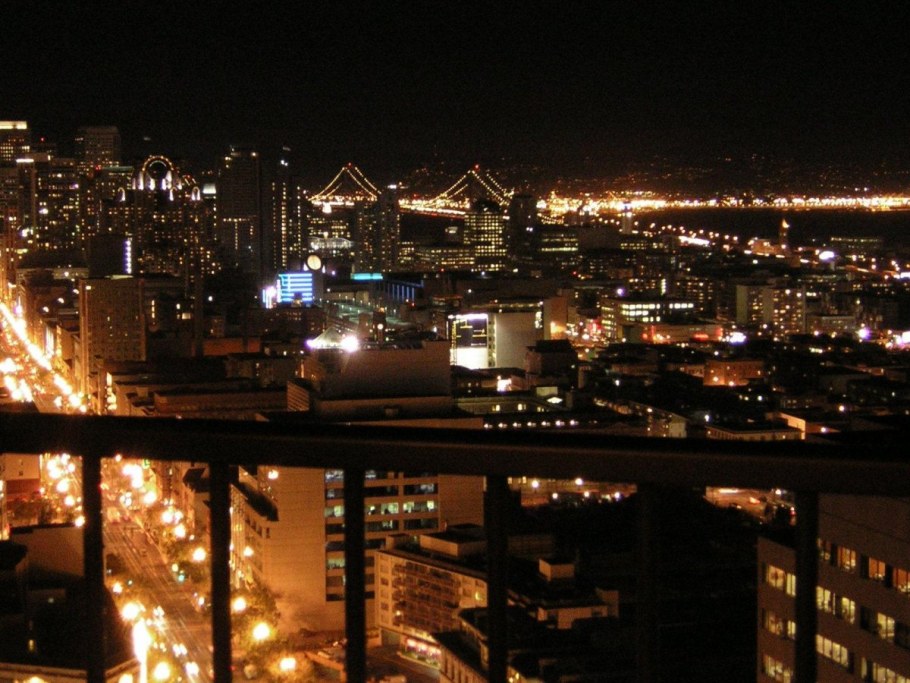 Вид ночного города с балкона
