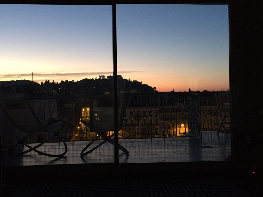 Вид из окна на балкон