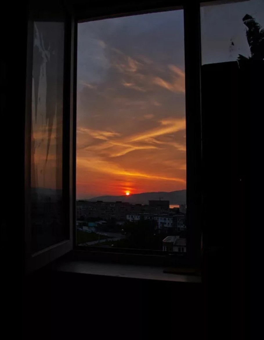 Красивый вид из окна ночью