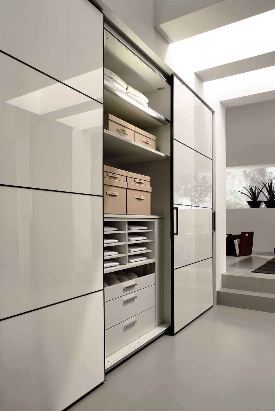 Шкаф в узкую длинную прихо