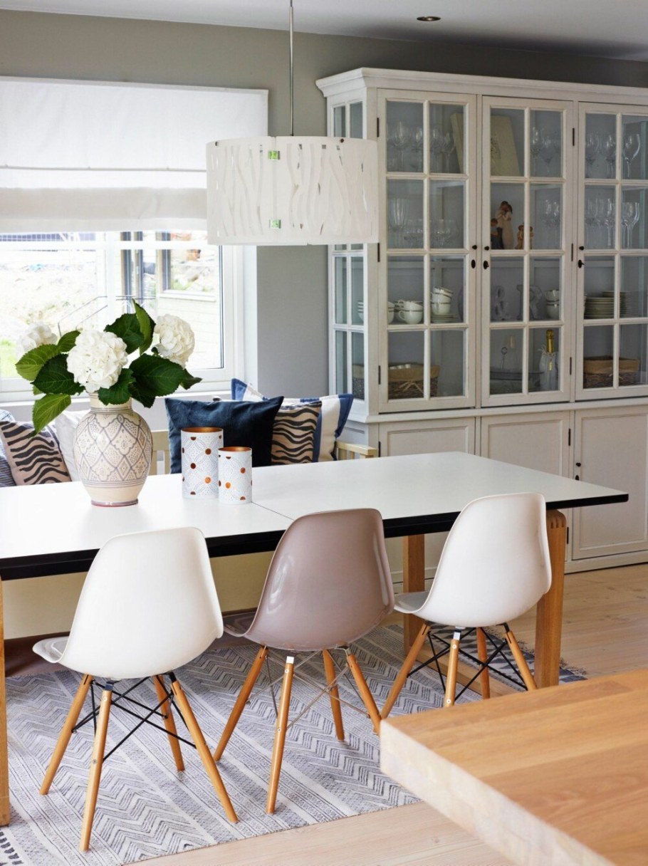 Кухонный стол в скандинавском стиле