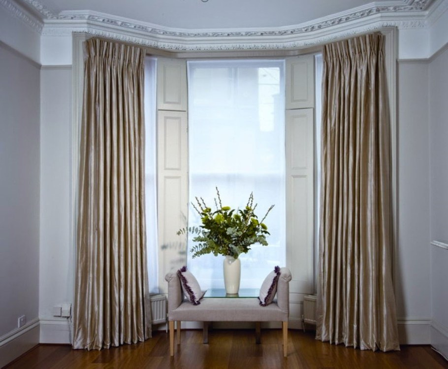 Карниз для штор в эркер