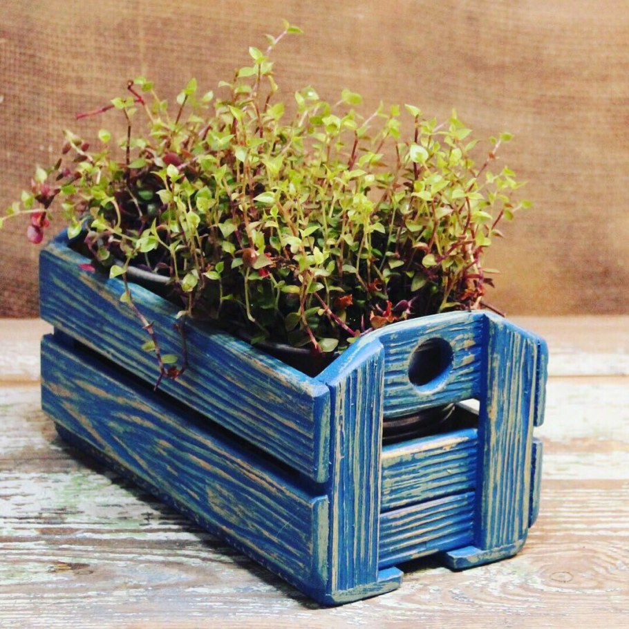 Деревянное кашпо для цветов