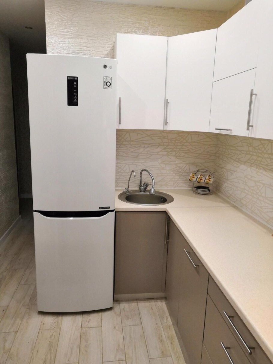 Кухня с маленьким холодильником