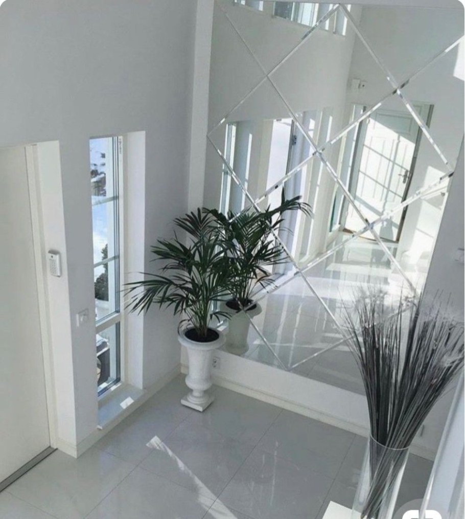 Зеркальная стена в прихожей