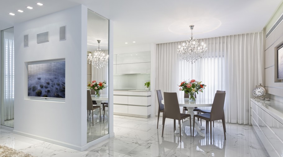 Зеркало в кухне гостиной