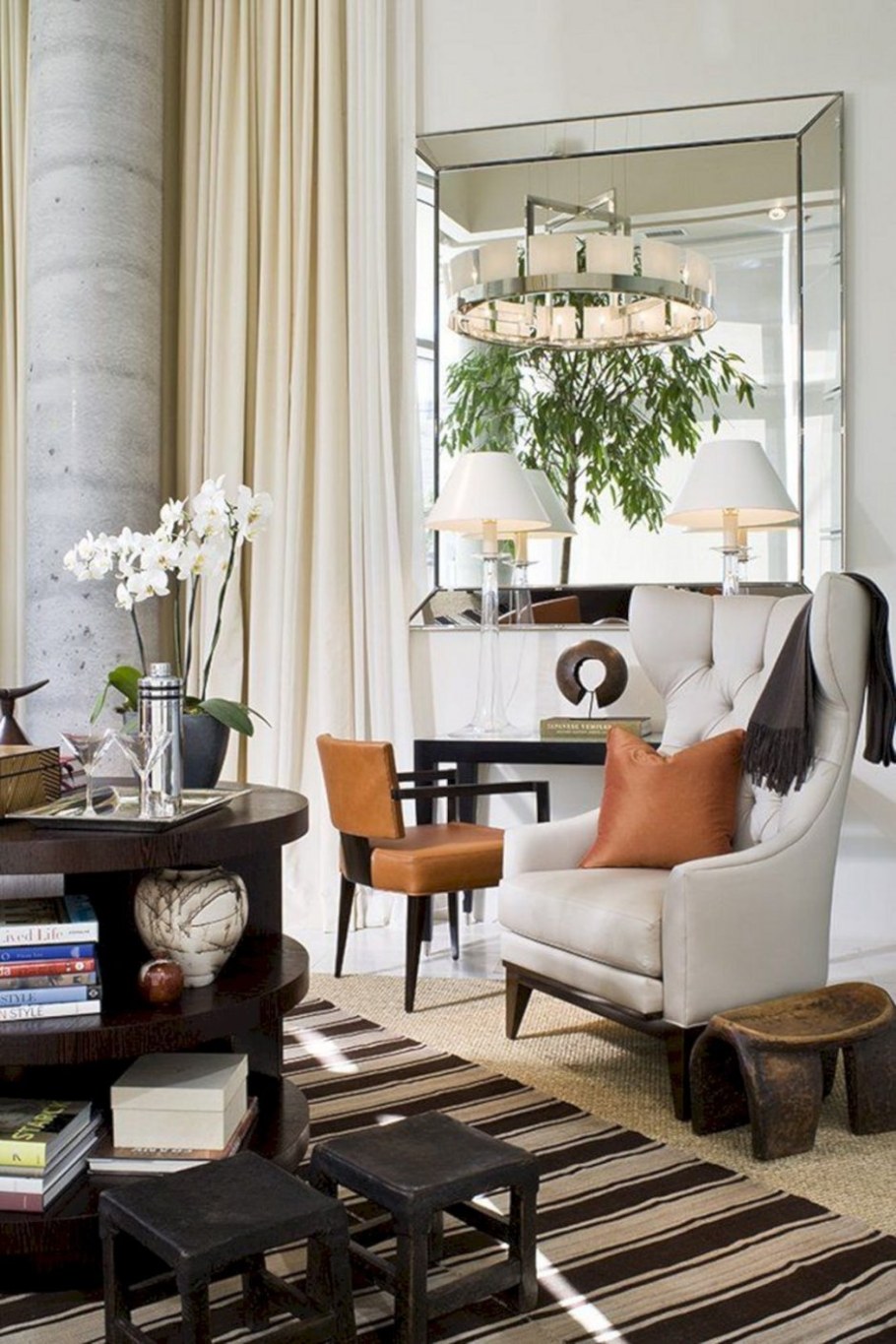 Высокие зеркала в интерьере гостиной