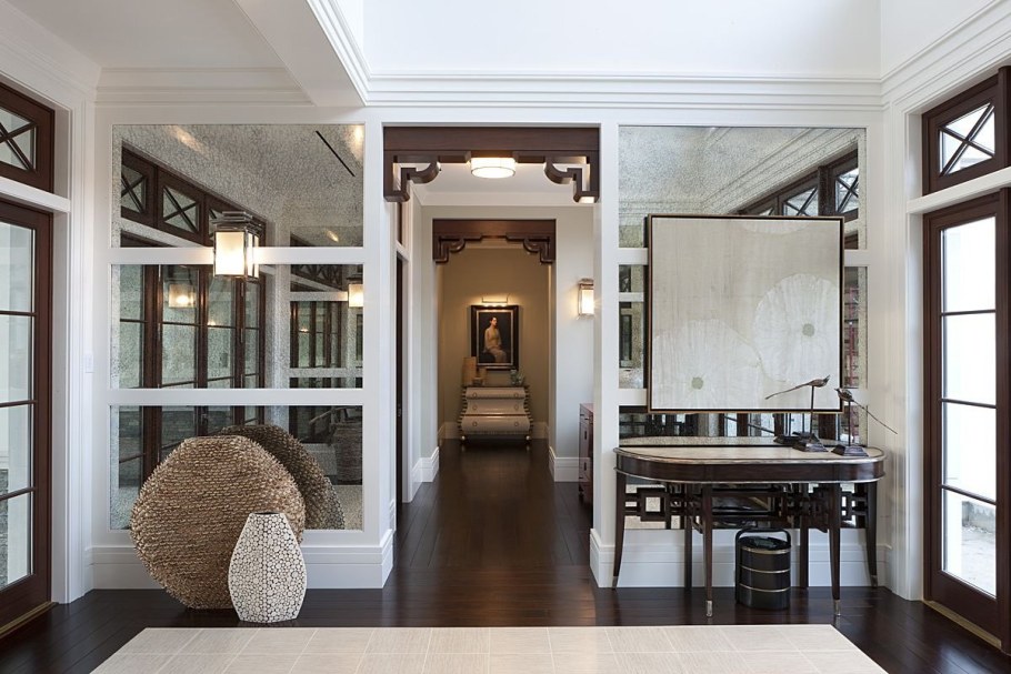 Зеркало на стене в интерьере