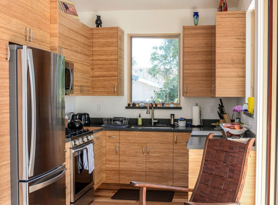 Маленькая проходная кухня в частном доме