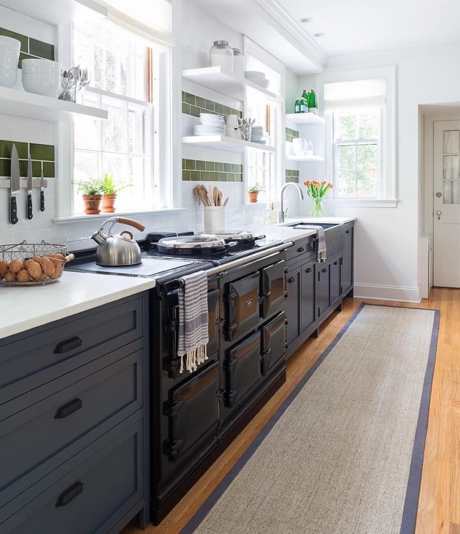 Маленькая проходная кухня