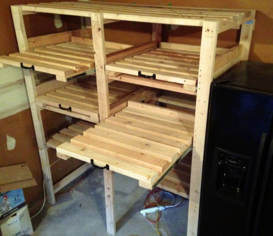 Деревянные полки в гараже