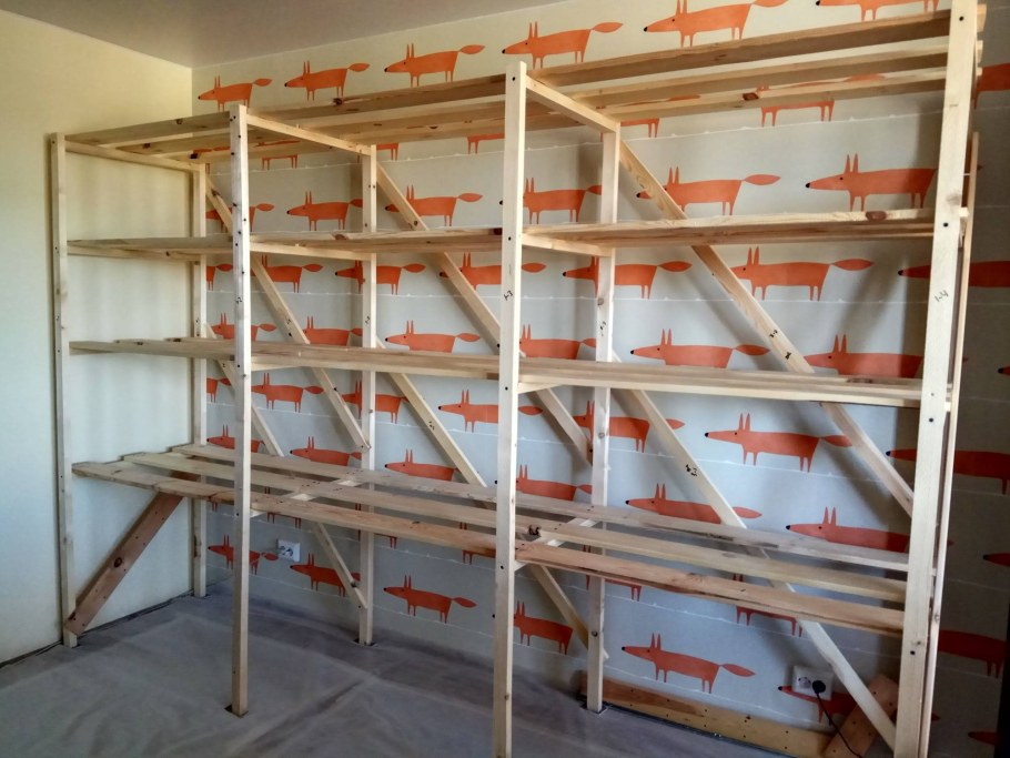 Стеллаж из деревянных брусков