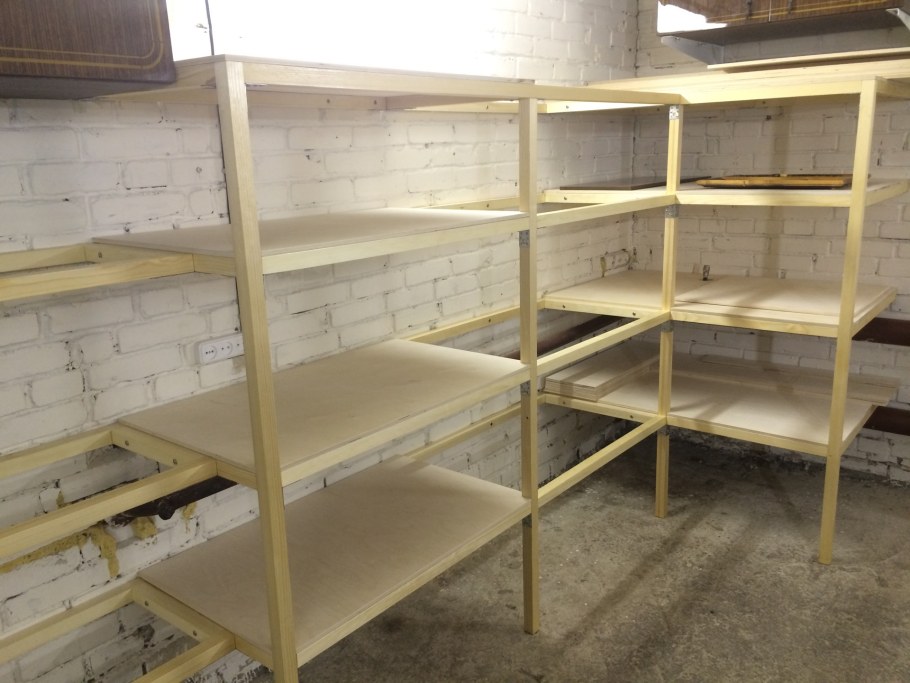 Стеллаж из дерева в гараж