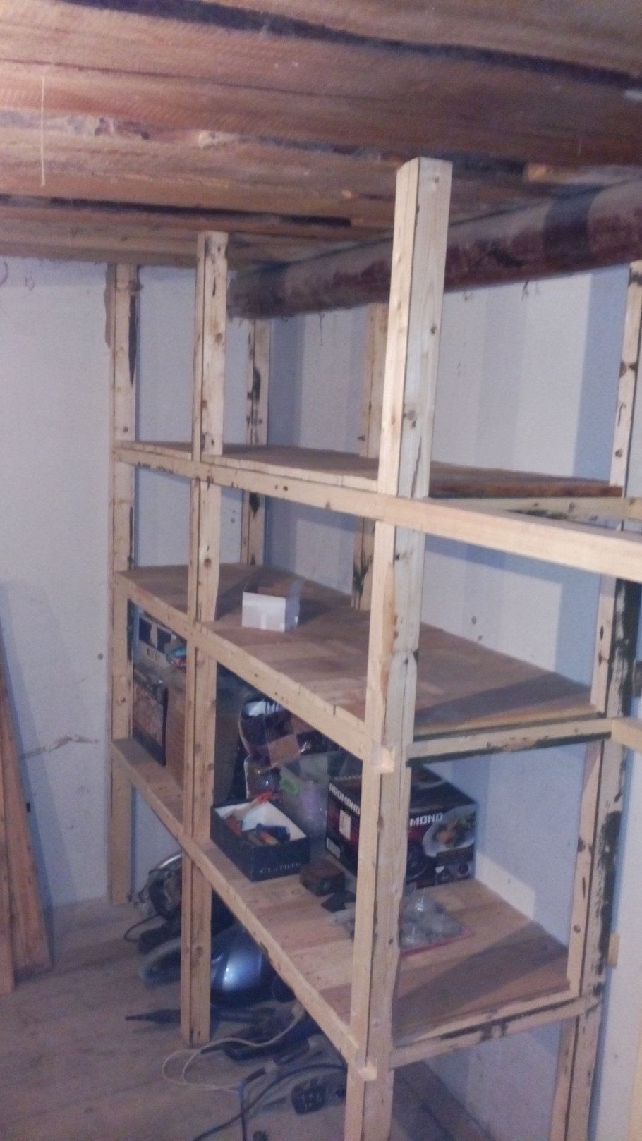 Деревянные полки в гараже