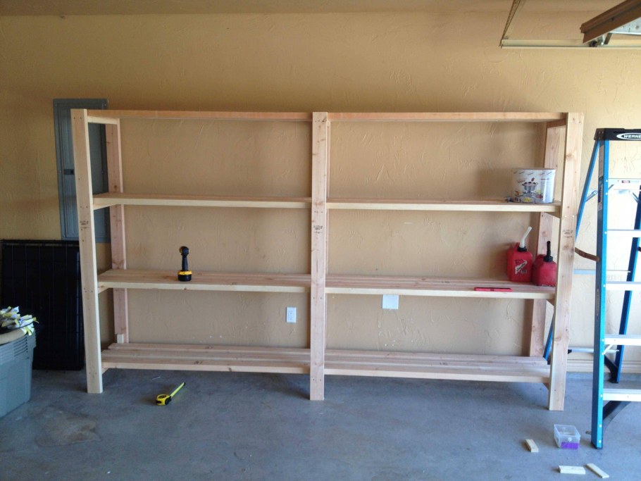 Стеллаж из дерева в гараж