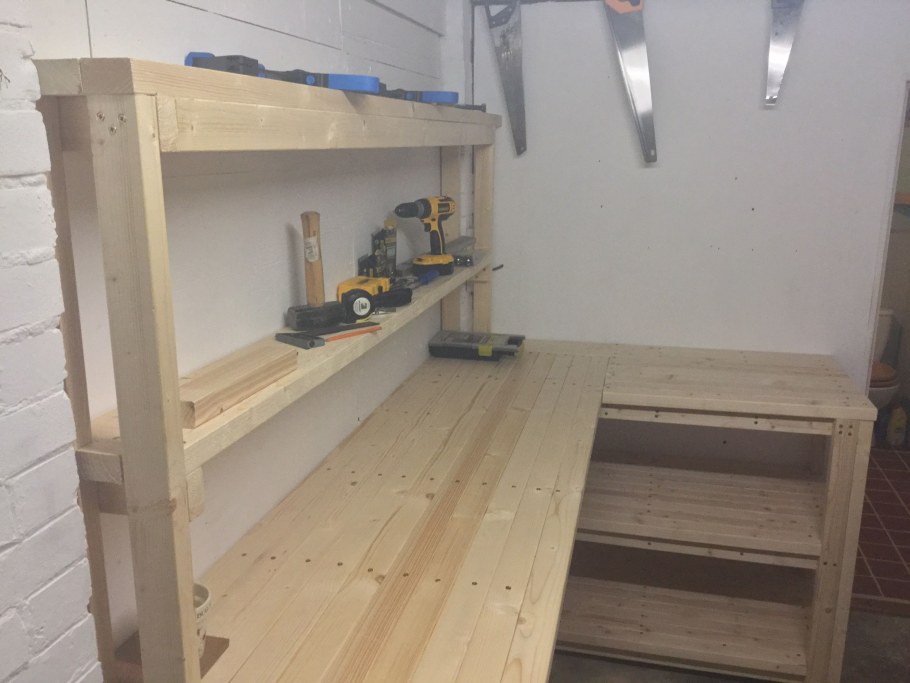 Деревянные полки в гараже