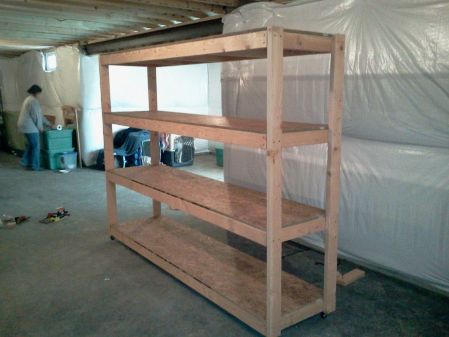 Стеллаж из дерева в гараж