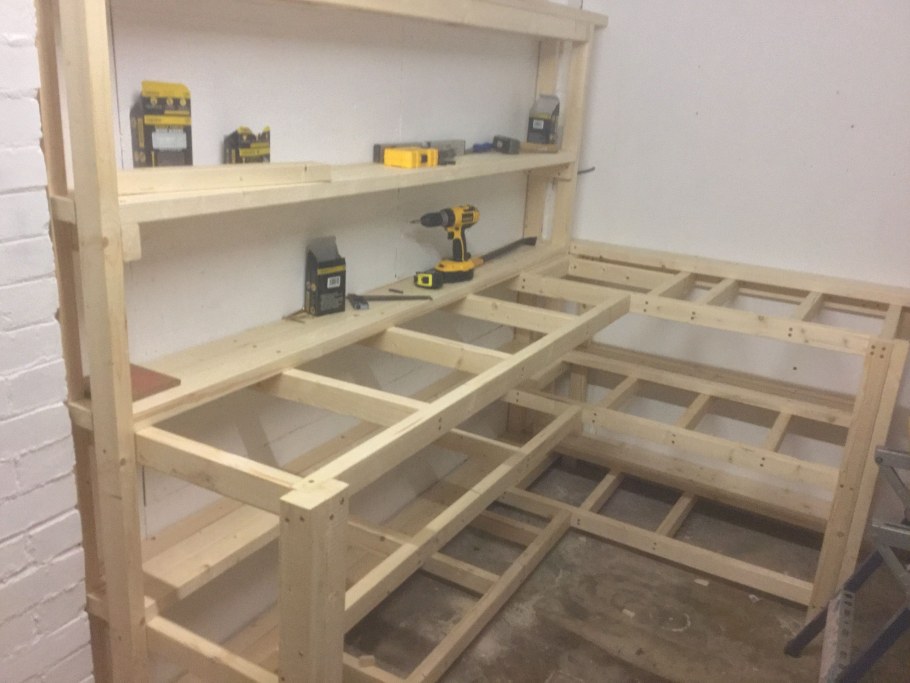 Стеллаж из деревянных брусков