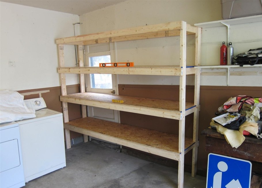 Деревянный стеллаж в гараж