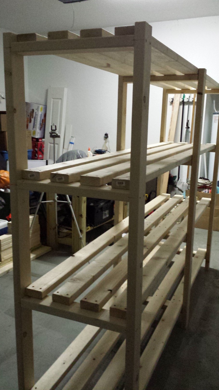 Деревянный стеллаж в гараж