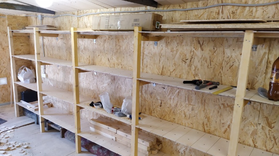 Деревянный стеллаж в гараж