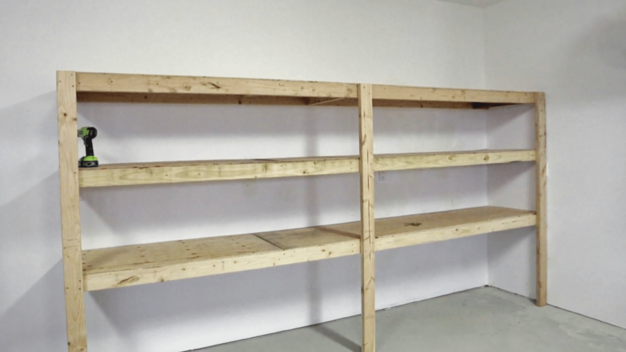 Деревянные стеллажи в сарае