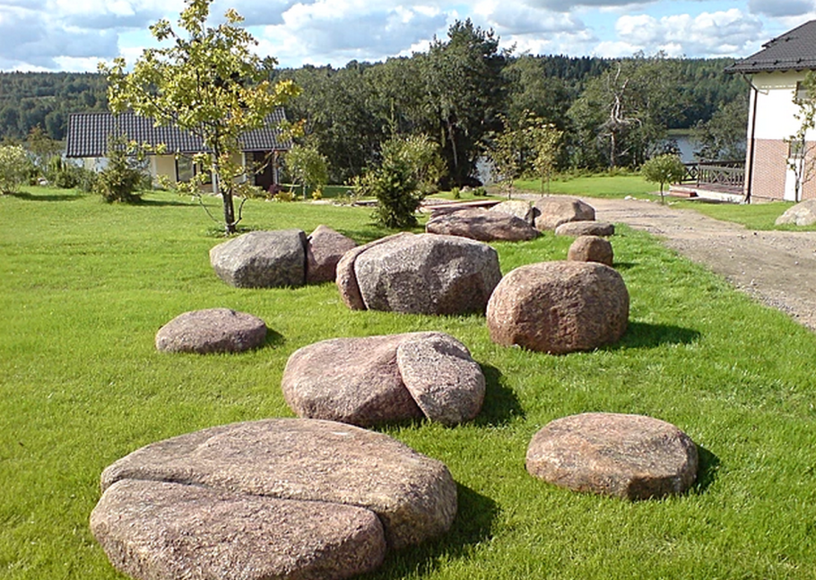 Плоский камень в ландшафте