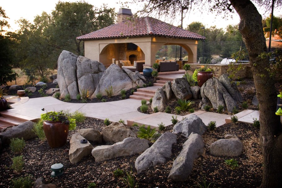 Валунный камень в ландшафте