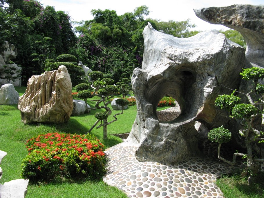 Камни в ландшафте