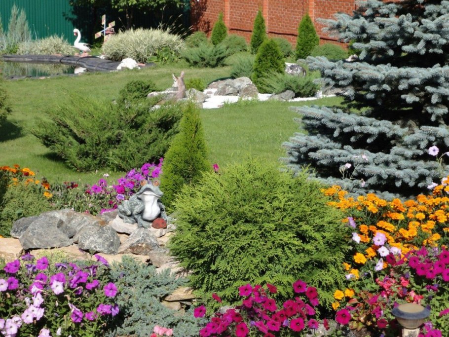 Альпийская горка с розами и хвойниками