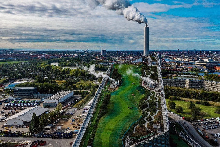 Мусоросжигательный завод в Копенгагене Amager Bakke