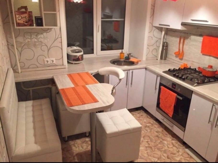 Планировка кухни с диваном